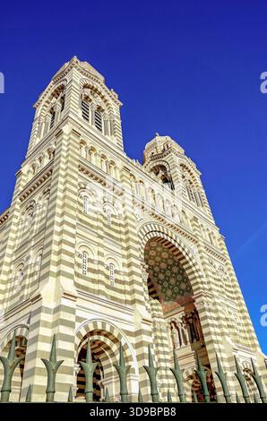 Die markante, zweifarbig gestreifte Fassade der CathÃ drale La Major in Marseille 20251105cd220 CathÃ drale Sainte-Marie-majeure de Marseille Arkaden, Basilika, Baukunst, Bauwerk, Bischofssitz, Bögen, Denkmal, Dom, Fassade, Gebäude, Glockenturm, Heiligtum, Kathedrale, Konstruktionskunst, Kunstwerk, La Major, Mittelmeer, Denkmal, Portal, Sakralbau, Säulen, Stein, Türme, Verzierungen, Wallfahrtsort, Westfassade, Ziermuster beeindruckend, byzantinisch, detailreich, dekorativ, eindrucksvoll, erhaben, geometrisch, höllisch, imposant, kunstvoll, massiv, mediterran, monumental, opulent, prachtvoll, reli Stockfoto