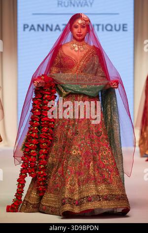 Indische Hochzeitsbekleidung auf dem Laufsteg der National Asian Wedding Show, Novotel London West, Hammersmith, London, UK. November 2025. Stockfoto