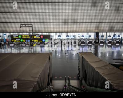 BARCELONA, SPANIEN - 4. APRIL 2025: Check-in-Schalter und beleuchtete Beschilderung im Josep Tarradellas Flughafen Barcelona El Prat. Es ist der Hauptflughafen Stockfoto