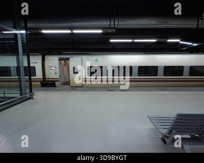 BARCELONA, SPANIEN - 13. APRIL 2025: Talgo Hochgeschwindigkeitszug von Renfe an einem Bahnsteig im Bahnhof Barcelona Sants, Spanien, wie der Personenverkehr ist Stockfoto