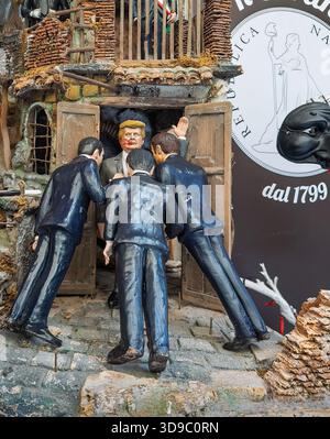 Neapel, Italien - 17. Juli 2024: Via S. Gregorio Armeno, Straße, in der Miniaturstatuen religiöser Natur und berühmter Persönlichkeiten verkauft werden. Trump nach b Stockfoto