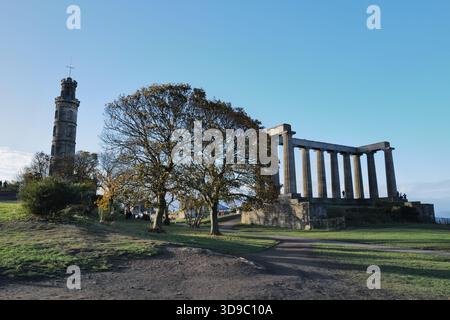 Panoramablick vom Gipfel des Calton Hill in Edinburgh, Schottland. Das National Monument und das Nelson Monument sind zu sehen. Stockfoto