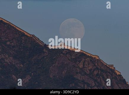 Peking, Chinas Provinz Zhejiang. Dezember 2025. Ein Vollmond ist über einem Berg im Yongjia County, Stadt Wenzhou, ostchinesische Provinz Zhejiang, am 4. Dezember 2025 zu sehen. Quelle: Su Qiaojiang/Xinhua/Alamy Live News Stockfoto