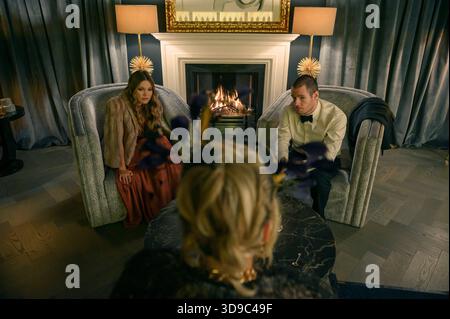 ERSCHEINUNGSDATUM: 26. November 2025 TITEL: Jingle Bell Heist STUDIO: Netflix REGISSEUR: Michael Fimognari PLOT: Auf dem Höhepunkt der Weihnachtszeit stürzen sich zwei Fremde zusammen, um eines der berühmtesten Kaufhäuser Londons auszurauben, während sie sich versehentlich verlieben. DIE HAUPTROLLE: OLIVIA HOLT als Sophia und CONNOR SWINDELLS als Nick. NUR REDAKTIONELLE VERWENDUNG! Nicht für kommerzielle ZWECKE! Stockfoto