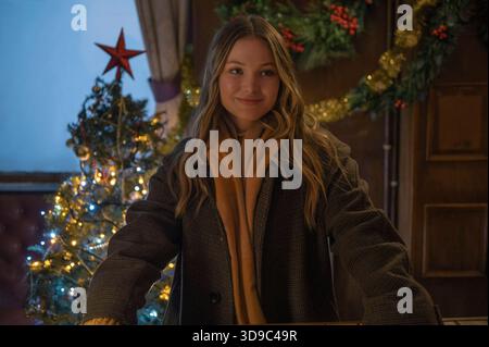 ERSCHEINUNGSDATUM: 26. November 2025 TITEL: Jingle Bell Heist STUDIO: Netflix REGISSEUR: Michael Fimognari PLOT: Auf dem Höhepunkt der Weihnachtszeit stürzen sich zwei Fremde zusammen, um eines der berühmtesten Kaufhäuser Londons auszurauben, während sie sich versehentlich verlieben. Die HAUPTROLLE: OLIVIA HOLT als Sophia. NUR REDAKTIONELLE VERWENDUNG! Nicht für kommerzielle ZWECKE! Stockfoto