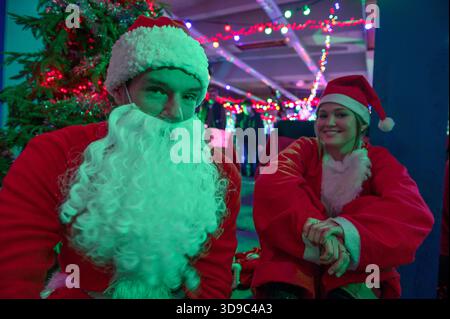 ERSCHEINUNGSDATUM: 26. November 2025 TITEL: Jingle Bell Heist STUDIO: Netflix REGISSEUR: Michael Fimognari PLOT: Auf dem Höhepunkt der Weihnachtszeit stürzen sich zwei Fremde zusammen, um eines der berühmtesten Kaufhäuser Londons auszurauben, während sie sich versehentlich verlieben. DIE HAUPTROLLE: CONNOR SWINDELLS als Nick und OLIVIA HOLT als Sophia. NUR REDAKTIONELLE VERWENDUNG! Nicht für kommerzielle ZWECKE! Stockfoto