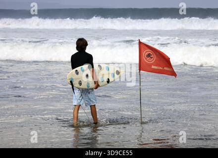 Surfer auf einer Küste erwartet die große Welle. Bali Stockfoto