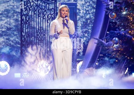 Beatrice Egli bei der 'die große ZDF Weihnachtsshow' aus Offenburg Foto: Matthias Gränzdörfer Stockfoto