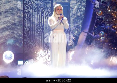 Beatrice Egli bei der 'die große ZDF Weihnachtsshow' aus Offenburg Foto: Matthias Gränzdörfer Stockfoto