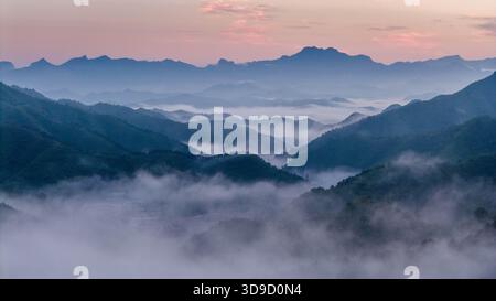 Bergketten und Morgenmeer der Wolken in der Nähe der Chinesischen Mauer Jinshanling, Peking, China Stockfoto