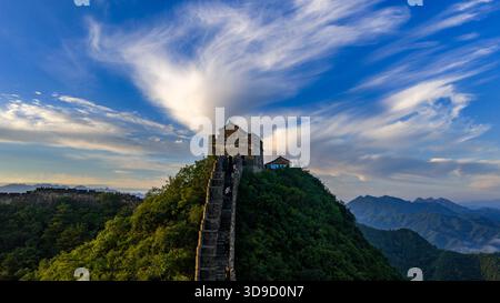 Wachturm an der Chinesischen Mauer von Jinshanling unter dramatischen Wolken, Peking, China Stockfoto