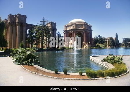SAN FRANCISCO, KALIFORNIEN - SEPTEMBER 30: Palace of Fine Arts Marina District in San Francisco 30 September 2013, Kalifornien. USA Stockfoto