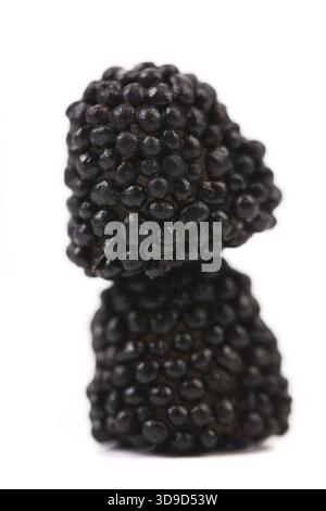 Stapel jujube farbige Kugeln auf weißem Hintergrund Stockfoto