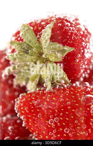 Erdbeeren und Luftblasen im Nahbereich des gesamten Hintergrunds Stockfoto
