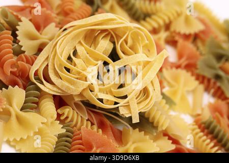 Verschiedene Nudeln in drei Farben. Nahaufnahme. Hintergrund Stockfoto