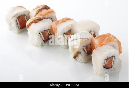 Rollen Sie Regenbogen Maki Sushi - mit Gurke und Frischkäse im Inneren. Thunfisch, Lachs und Aal außerhalb Stockfoto