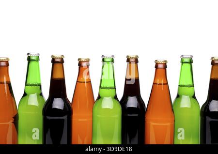 Engpässe. Flaschen Bier. Nahaufnahme. Weißer Hintergrund Stockfoto