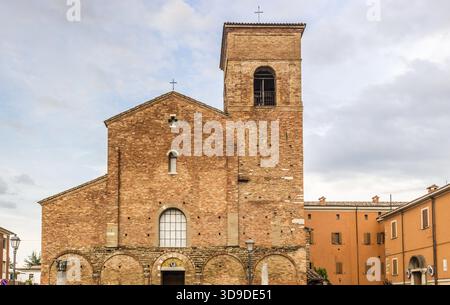 Die alten Backsteinmauern der majestätischen und gigantischen Basilika St. Vicinio in Sarsina in der Emilia Romagna in Italien, römische Kirche des ersten Jahrhunderts Stockfoto