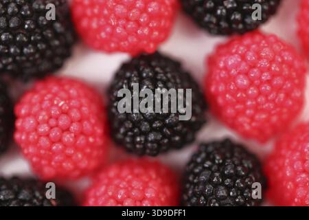 Jujube farbige Kugeln auf weißem Hintergrund Stockfoto