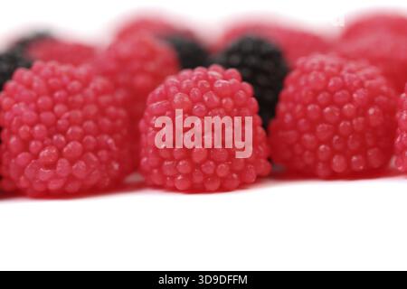 Jujube farbige Kugeln auf weißem Hintergrund Stockfoto
