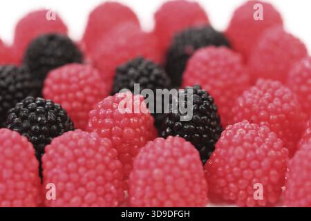 Jujube farbige Kugeln auf weißem Hintergrund Stockfoto