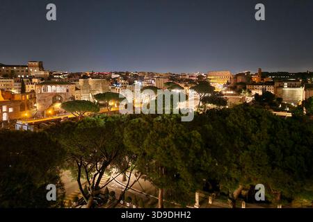 Rom, Italien - 10. Januar 2024: Details aus den Straßen von Rom, Italien, bei Nacht. Stockfoto
