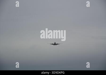 Kommerzielles Flugzeug, das an einem bewölkten Tag landet Stockfoto