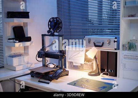 Moderner 3D-Drucker, der im Arbeitsbereich Contemporary Engineering am Schreibtisch arbeitet Stockfoto