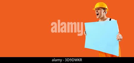 Protestierende Feuerwehr mit leerem Plakat auf orangem Hintergrund mit Platz für Text Stockfoto