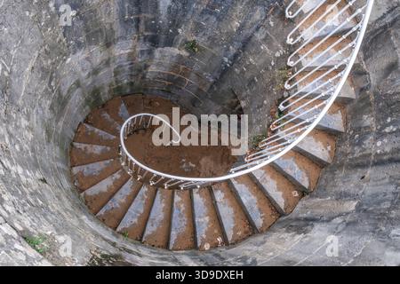 Hochwinkel-Blick auf die alte Wendeltreppe aus Stein mit weißem Geländer Stockfoto