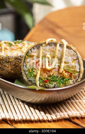 Knuspriger Sushi-Burger mit Garnelen und Avocado Japanischer Sushi-Burger mit Meeresfrüchten und Avocado gebratener Sushi-Burger mit Lachs, Garnelen und Reis. Stockfoto