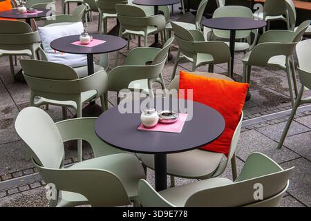 Tische und Stühle im Freien in einem Straßenrestaurant oder Café in Deutschland Stockfoto
