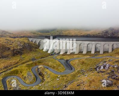 Aus der Vogelperspektive des Stwlan Dam mit der kurvenreichen Zufahrtsstraße darunter Stockfoto