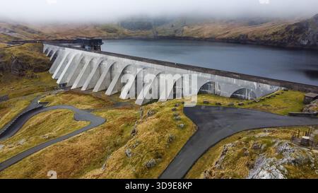 Aus der Vogelperspektive des Stwlan Dam mit der kurvenreichen Zufahrtsstraße darunter Stockfoto