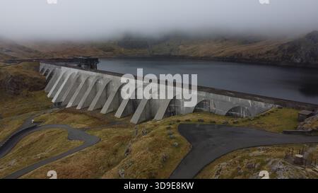 Aus der Vogelperspektive des Stwlan Dam mit der kurvenreichen Zufahrtsstraße darunter Stockfoto