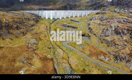 Aus der Vogelperspektive des Stwlan Dam mit der kurvenreichen Zufahrtsstraße darunter Stockfoto