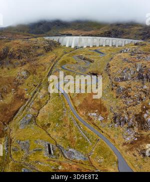 Aus der Vogelperspektive des Stwlan Dam mit der kurvenreichen Zufahrtsstraße darunter Stockfoto