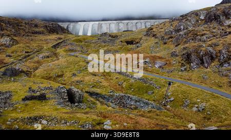 Aus der Vogelperspektive des Stwlan Dam mit der kurvenreichen Zufahrtsstraße darunter Stockfoto