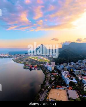 Blick aus der Vogelperspektive auf das ruhige Wasser in der Nähe der Lagune von Rodrigo de Freitas, im Schatten des Berges Sugarloaf, Rio de Janeiro, Bundesstaat O Stockfoto