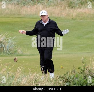 Präsident Donald Trump winkt den Medien zu, während er am Sonntag, den 27. Juli 2025, im Turnberry Golf Club in Ayrshire, Schottland, Golf spielt. Trump ist auf einem viertägigen Besuch in Schottland, wo er Golf spielen und internationale Führer zu Handelsgesprächen treffen wird. Foto: Hugo Philpott/UPI Stockfoto
