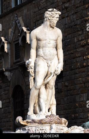 Ein detaillierter Blick auf die Neptun-Statue in Florenz, Italien. Die Marmorskulptur auf der Piazza della Signoria zeigt Handwerkskunst der Renaissance, Stockfoto