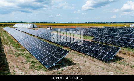 Aus der Vogelperspektive auf Solarpaneele, die sich über die Landschaft erstrecken und das Sonnenlicht unter einem riesigen Himmel einfangen, Belgrad, Stadt Belgrad, Serbien. Stockfoto