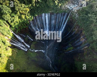 Aus der Vogelperspektive der Tumpak Sewu Wasserfälle, ein ätherisches Spektakel der Naturkunst inmitten üppiger Vegetation, Jalan Raya Dampit - Lumajang, ja Stockfoto