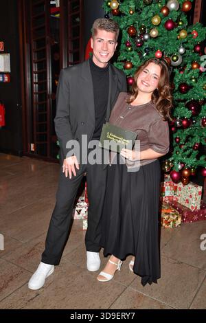 Maximilian Seitz und Ronja Forcher bei der 2. Kindeswohl-Berlin Charity Gala 2025 im Hotel Pullman Berlin Schweizerhof in Berlin 04.12.2025 *** Maximilian Seitz und Ronja Forcher bei der 2 Kindeswohl Berlin Charity Gala 2025 im Hotel Pullman Berlin Schweizerhof in Berlin 04 12 2025 Stockfoto
