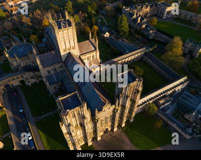 Blick auf die Westfassade der Wells Cathedral, Somerset, Großbritannien. Stockfoto