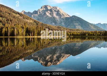 Mount Moran spiegelt sich in den Gewässern des String Lake, Tetons, Wyoming Stockfoto