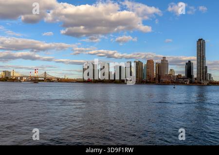 Blick auf den East River und Long Island City im Queens District von New York City, USA. Stockfoto