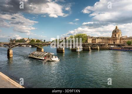 Paris France Boot fährt unter der Brücke Pont des Arts über die seine Stockfoto