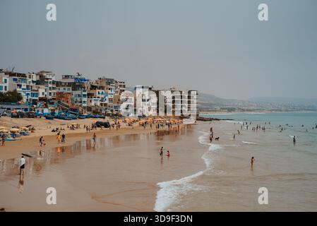 Überfüllte Strandpromenade und Strandpromenade in Taghazout, Marokko Stockfoto