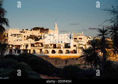 Mediterrane Häuser in Binibeca Vell at Sunset, Menorca, Spanien Stockfoto